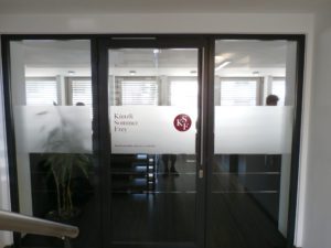 Eingangsbereich Glasdekorfolie Logo